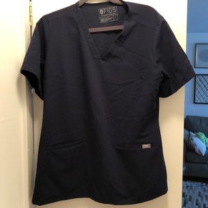 L Figs scrub top with pockets